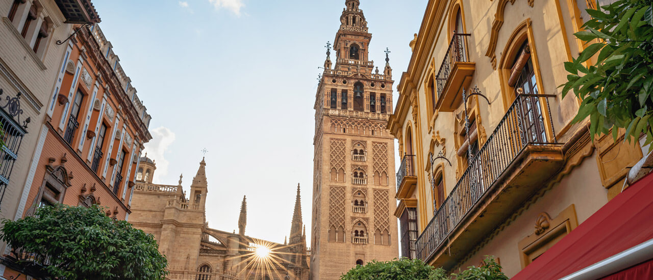 Torre de la Giralda y Catedral de Sevilla en Andalucía (Espana)