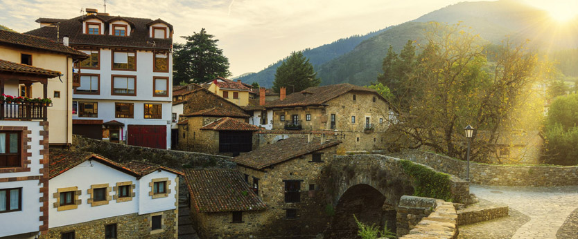 Potes, un pueblo de montaña en los Picos de Europa en Cantabria (España)