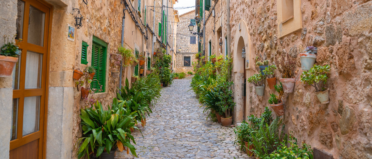 Calles de Valldemossa, un pueblo de la Sierra de Tramuntana en Mallorca, Islas Baleares (España)