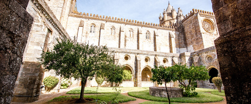 Patio interior de la Catedral de Évora en Portugal