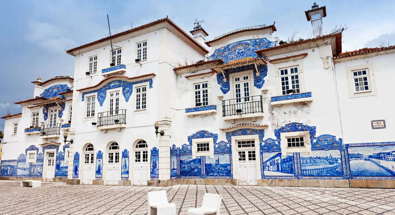 Fachada de azulejos de la estación de tren de Aveiro, en Portugal