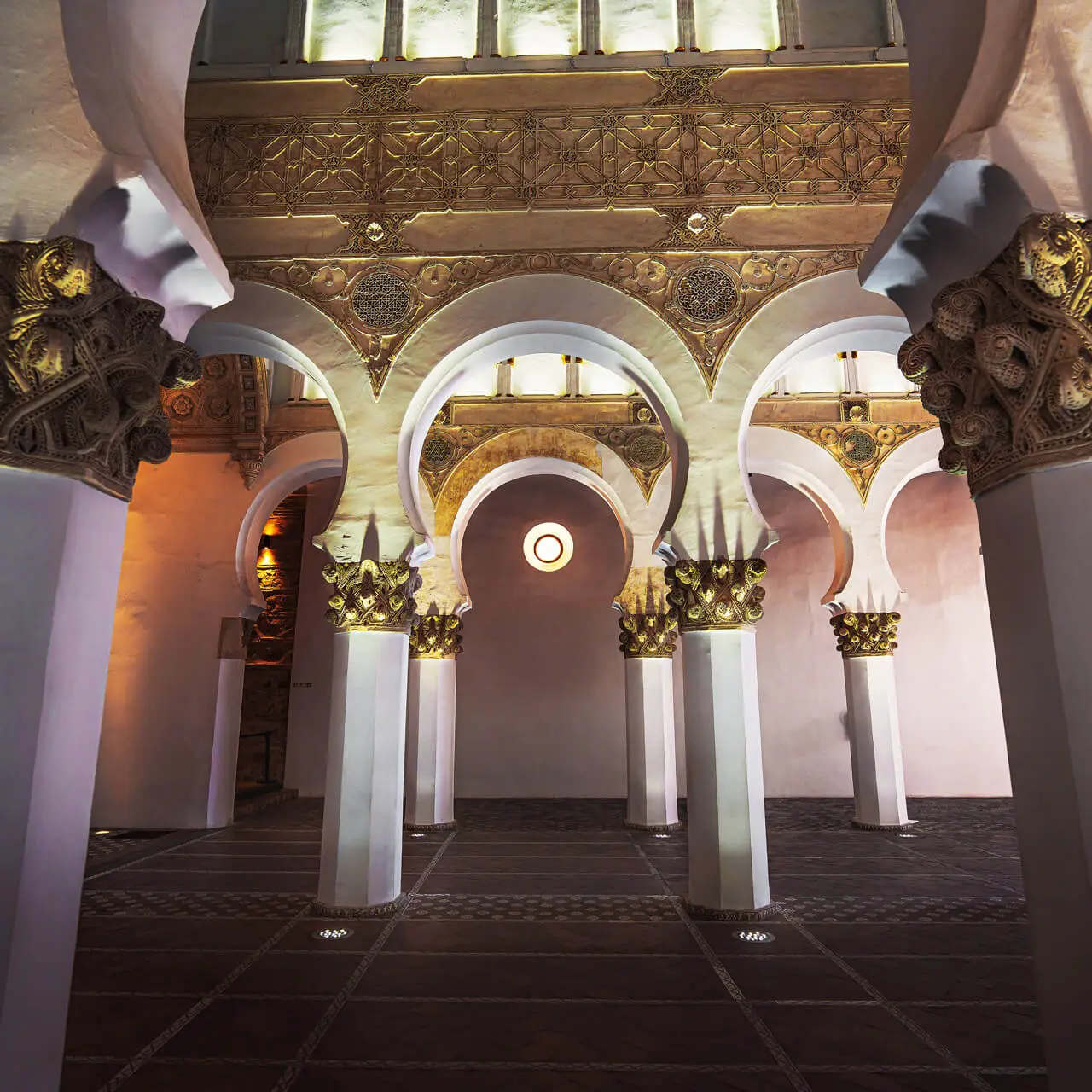 Interior de la Sinagoga de Santa María La Blanca en Toledo, España