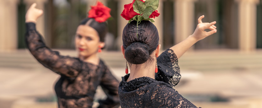 Bailando Flamenco en la Plaza de España de Sevilla en Andalucía (España)