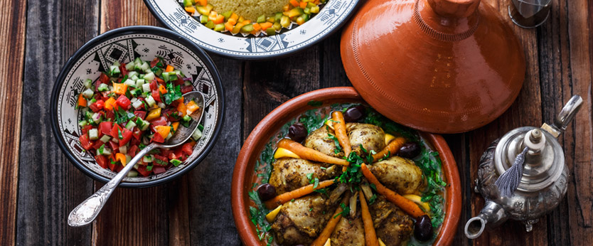 Tajine marroquí con pollo, cuscus y ensalada