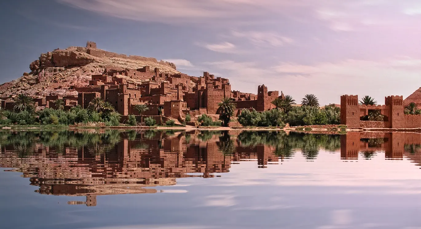 Vistas de una ciudad marroquí con el reflejo en el agua
