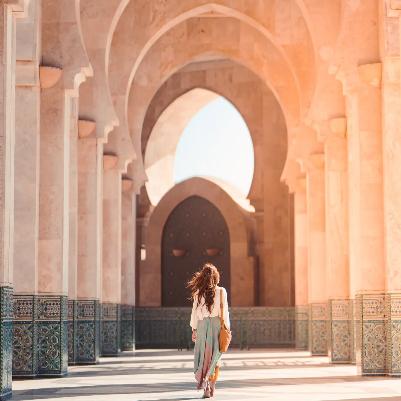 mujer paseando por las calles de marruecos
