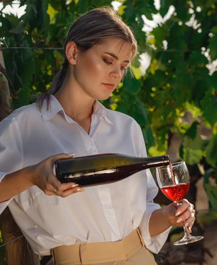 Mujer presentando un vino de su bodega en una cata personalizada