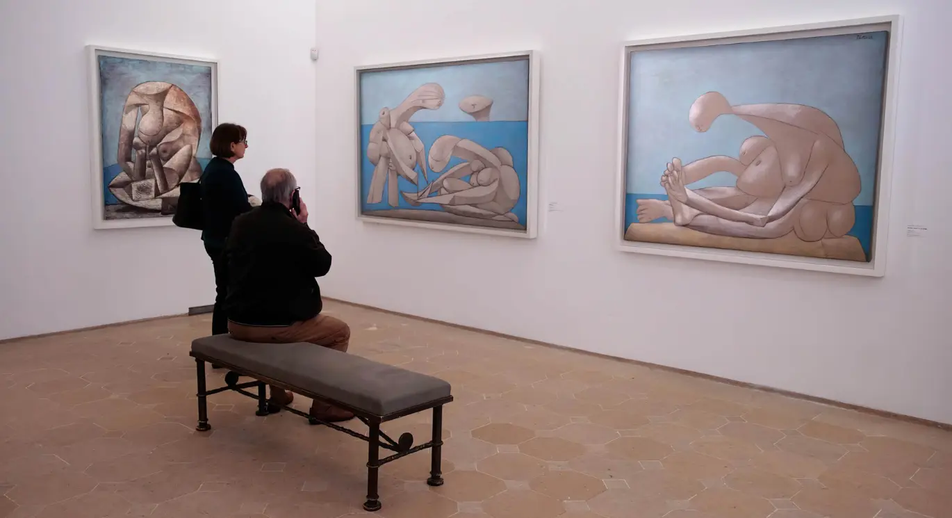 Visitantes observando obras de Pablo Picasso