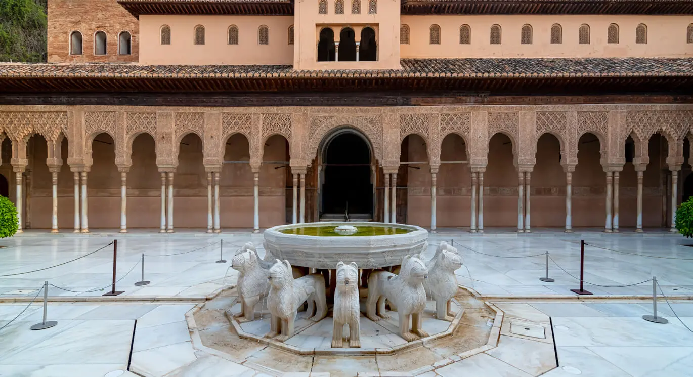 Patio de los Leones en La Alhambra de Granada