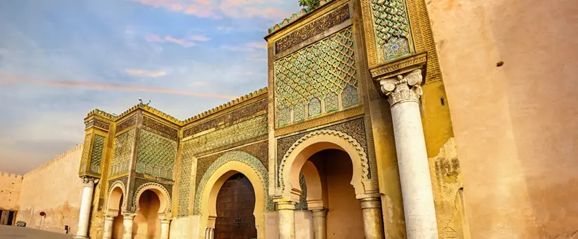 Puerta de Bab Mansour en la Medina de Meknés en Marruecos
