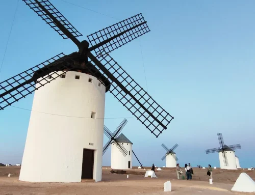 Castilla-La Mancha: guía para descubrir la Ruta del Quijote, sus molinos, pueblos históricos y la mejor gastronomía manchega